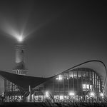 Teepott mit Leuchtturm bei Nacht