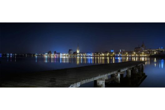 Rostock Skyline bei Nacht