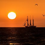 Segelschiff_im_Sonnenuntergang