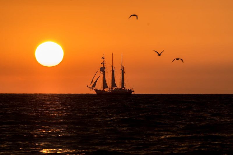 Segelschiff_im_Sonnenuntergang