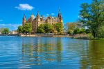Schweriner Schloss unter blauem Himmel