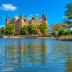 Schweriner Schloss unter blauem Himmel