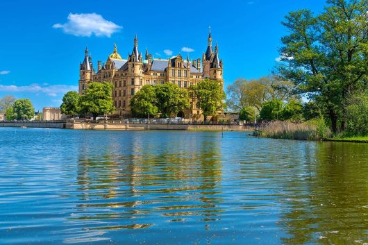 Schweriner Schloss unter blauem Himmel