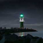 Nachts am Leuchtfeuer in Warnemünde