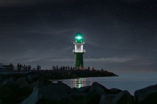 Nachts am Leuchtfeuer in Warnemünde