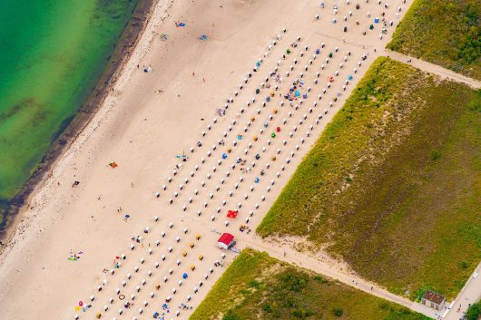 Strandkörbe in Formation