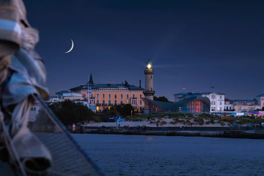 Warnemünde Leuchtturm voraus