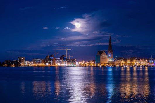 Vollmond über Rostock