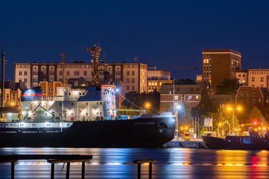 Eisbrecher Stephan Jantzen in der Nacht