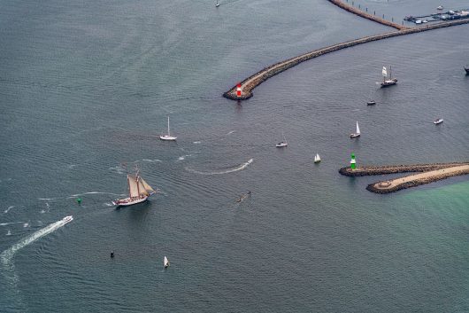 J.R. Tolkien mit Kurs auf Warnemünde