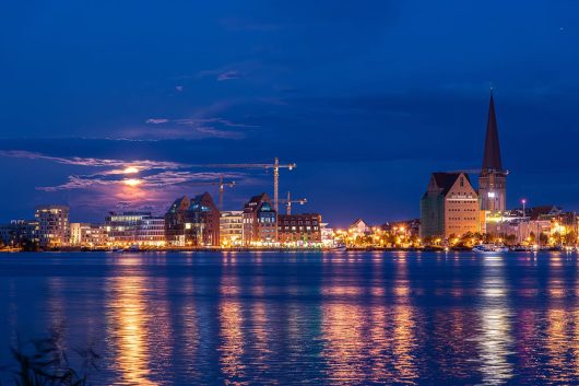 Stadthafen Rostock im Mondlicht