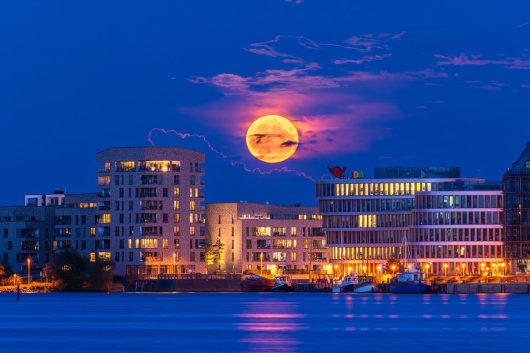 Supermond über Rostock