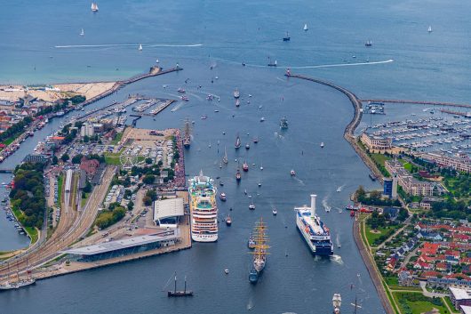 Verkehr im Seekanal Warnemünde