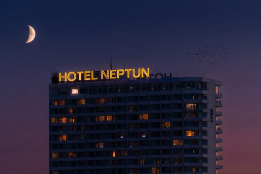 Sommerabend am Hotel Neptun