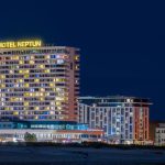Warnemünder Hotel in der Nacht