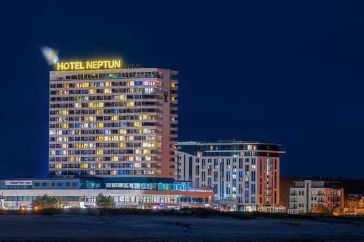 Warnemünder Hotel in der Nacht