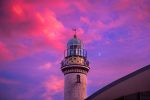 lila Wolken am Leuchtturm Warnemünde