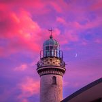 lila Wolken am Leuchtturm Warnemünde