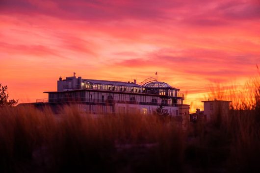 Strand-Hotel im Sonnenuntergang