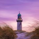 Warnemünder Leuchtturm hinter Dünen
