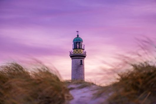 Warnemünder Leuchtturm hinter Dünen