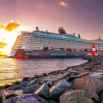 Mein Schiff 7 im Sonnenuntergang
