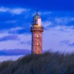 Leuchtturm hinter Dünen