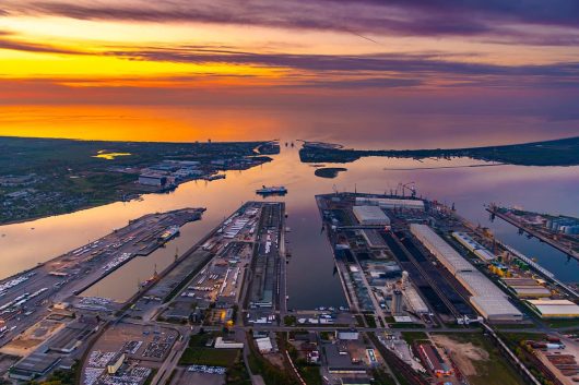 Seehafen Rostock im Sonnenuntergang