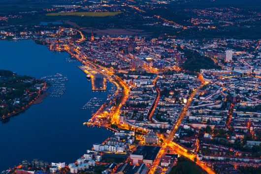 Nachts über dem Stadthafen Rostock