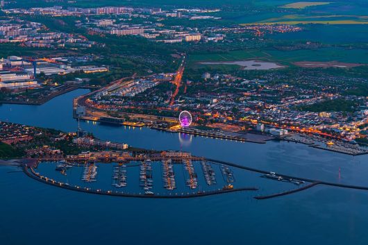 Abends über dem Yachthafen Hohe Düne