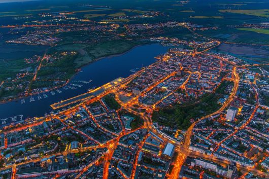 Nachts über der Hansestadt Rostock