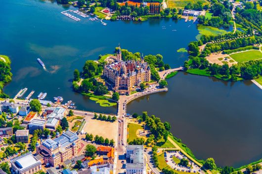 über der Schlossbucht Schwerin