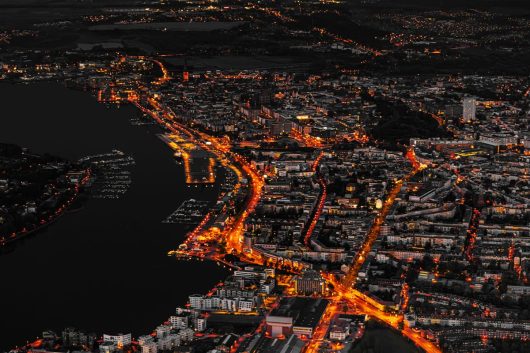 Nachts über dem Stadthafen Rostock