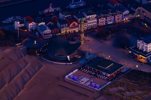 Teepott und Leuchtturm im Abendlicht