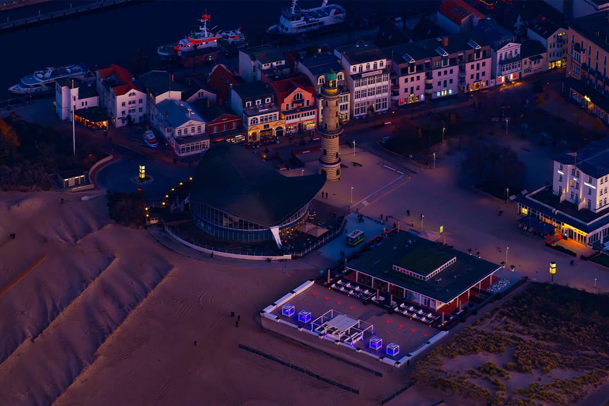 001-teepott_und_leuchtturm_im_abendlicht-PB15-909966 Teepott und Leuchtturm im Abendlicht