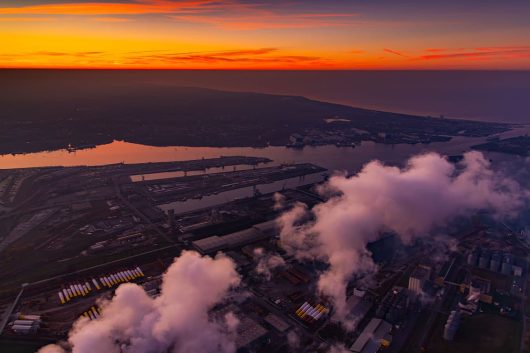 Wolken über dem Seehafen