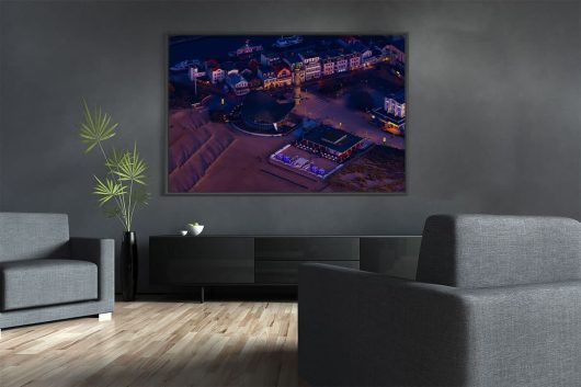 Teepott und Leuchtturm im Abendlicht