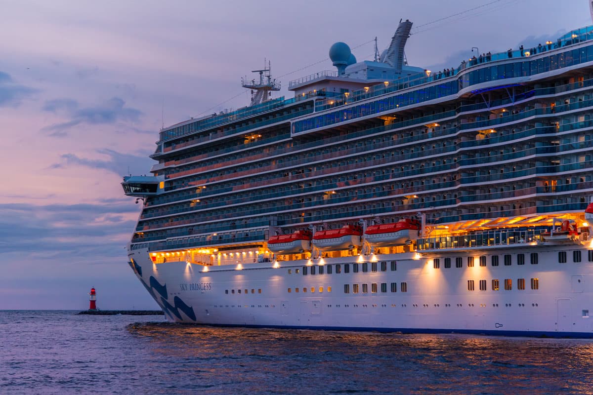 001-sky_princess_im_seekanal-PB15-909356 Sky Princess im Seekanal